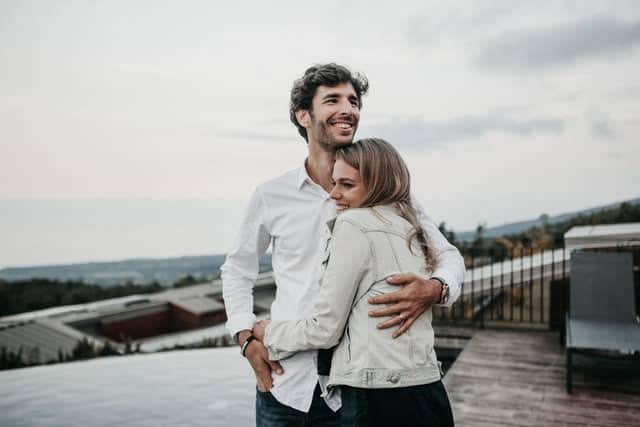 10 Money Habits of Financially Successful Couples 1 couple hugging