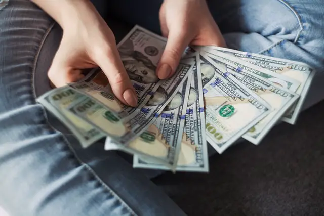 Average Net Worth by Age: How Do You Compare 1 holding money