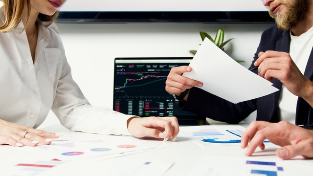 6 Signs Your Stock Broker Is Up To No Good 2 man and woman doing paperwork