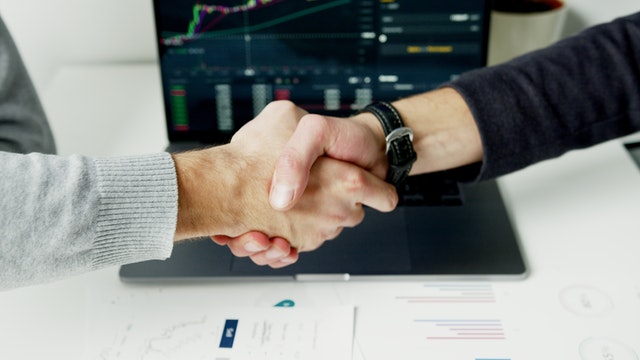 How To Transfer From Robinhood To Fidelity 2022 1 hands shaking in front of a laptop